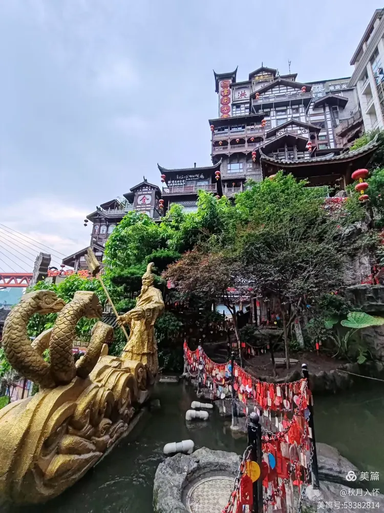 如今,洪崖洞因洪崖仙人的传说而得名,也因这神秘仙缘而增